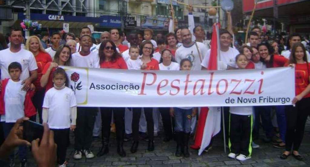 Atendidos da Pestalozzi em desfile cívico.